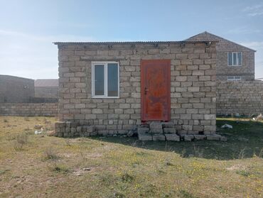 Kərpicdən tikilmiş köməkçi bina ilə birlikdə satılan torpaq sahəsi