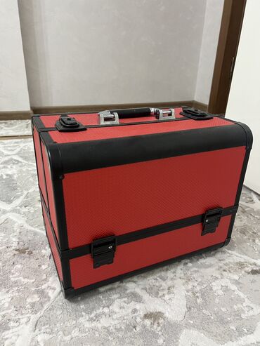 сумка новый: Продам красный чемодан кейс для косметики . Кейс для визажистов