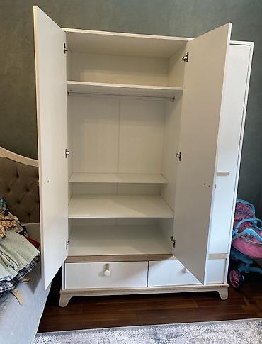 geyim dolabi: Uşaq otağı üçün 3 qapılı geyim dolabı - Rəng: ağ, açıq ağac — 2