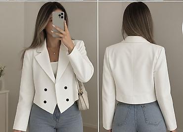 ağ koynek: Ağ rəngli qısa qadın blezeri - Dizayn: İkiqat düyməli (4 ədəd qara — 1