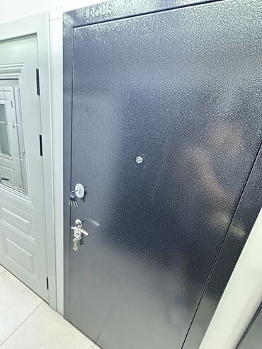 Doors with glass: Стальная входная дверь серого цвета с глазком. Оснащена замком с