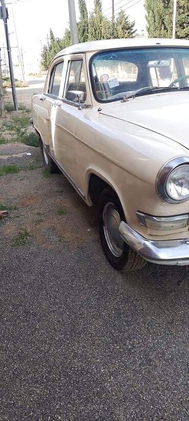 bunu ���������� bu ������������ 2 4: GAZ Volga klassik sedan - Korpus: 4 qapılı, bej rəng, xrom ön