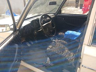 vaz susə: VAZ 2106 (Жигули) sedan - Kuzov: 4 qapılı sedan, açıq-bej rəng. Arxa — 2