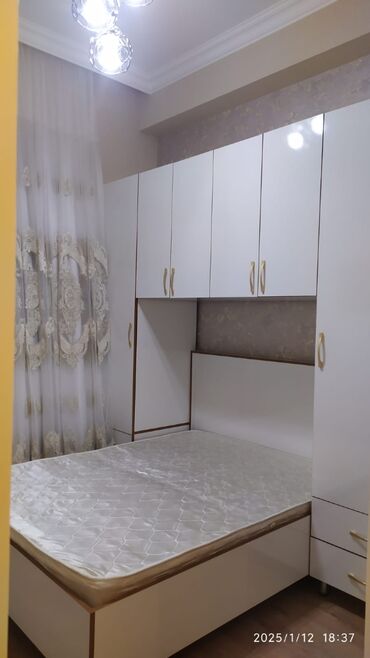 Uzunmüddətli kirayə mənzillər: Mənzil 2-otaqli studiya mənzildir, tam təmirli və tam əşyalidir. Evdə — 7