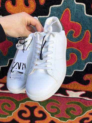 женские кроссовки 39: Продаю кеды Zara оригинал 41-размера подойдет на 42-43