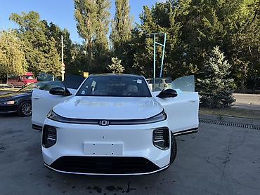 Электротранспорт: Электромобиль (кроссовер) белого цвета - Кузов: 5‑дверный кроссовер — 3