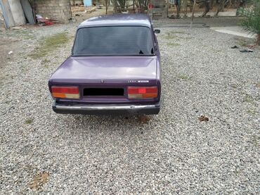 VAZ (LADA): VAZ 2107 (LADA 2107), bənövşəyi rəng. Xarici: - Klassik sedan kuzov — 2
