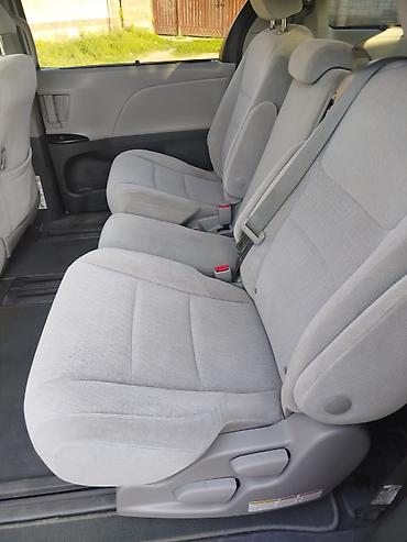 mini v: Toyota Sienna: 2020 г., Минивэн — 3