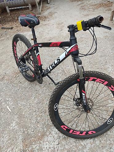 STELS MTB dağ velosipedi. 24 Velosiped qara, ağ və qırmızı rəng