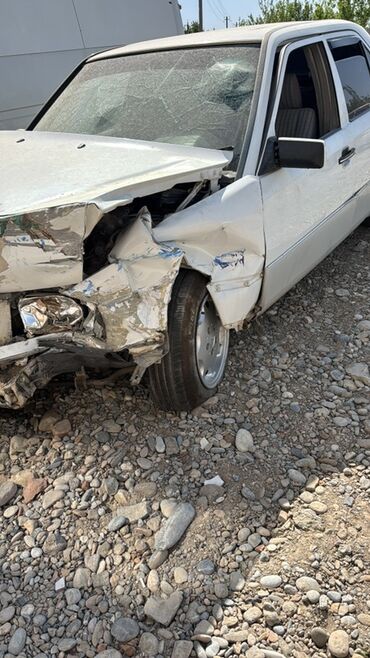 стекло w124: Автомобиль седан (белый), после ДТП, под разбор или восстановление