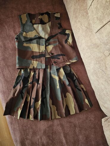 женские белые жилетки: Kamo printli iki parçalı dəst: - Yuxarı: V-yaxa, düyməli jilet. Ön