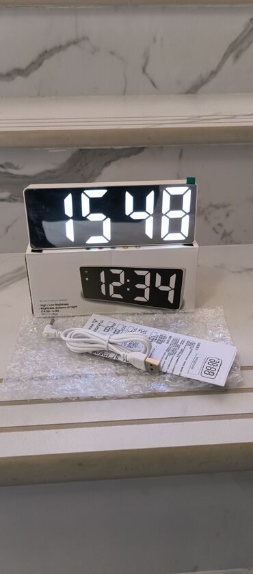 Yenidir. 1 ədəd LED Güzgü Siqnal Saatı, Rəqəmsal Ekranlı, USB ilə