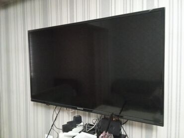 теливизор: Телевизор Skyworth, диагональ около 43–50". Плоская LED‑панель, тонкие