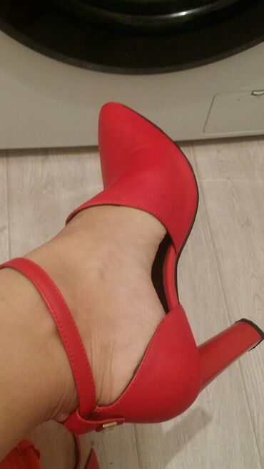 Туфли: 1. Богато и стильно. Красно-малиновый цвет насыщенный .на ноге — 6