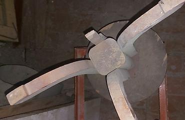 İncəsənət və kolleksiyalar: Dairəvi köməkçi masa / Petrof Pianino taburesi. - Material: tam ağac — 3
