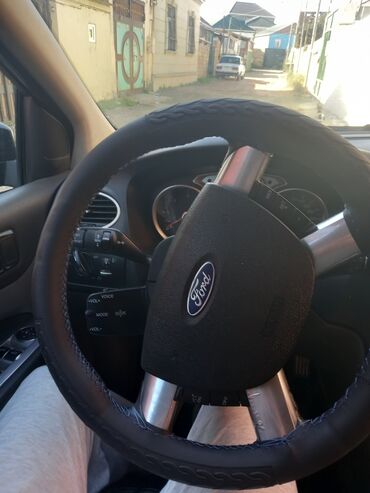 Ford: Ford Focus – universal (kombi) kuzov, qara rəng. Xarici: - Universal — 9