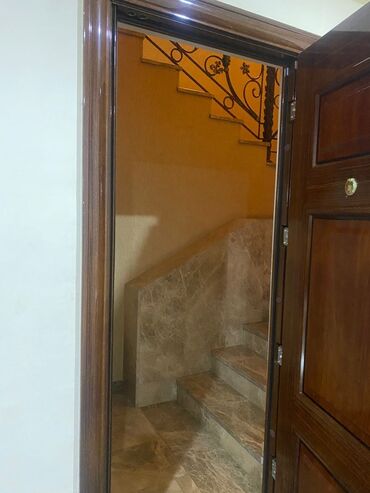 Həyət evləri və villaların satışı: Şəhər mənzərəsinə açılan balkonları olan möhtəşəm fasadlı 4 mərtəbəli — 49