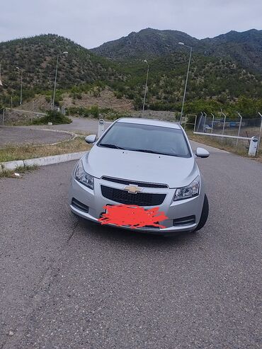Chevrolet: Chevrolet Cruze sedan – gümüşü rəng Əsas məlumatlar: - Model — 2