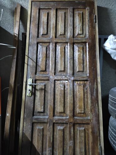 ключ замок: Продаю лакированную, деревянную дверь, стояла на входе в гараж с