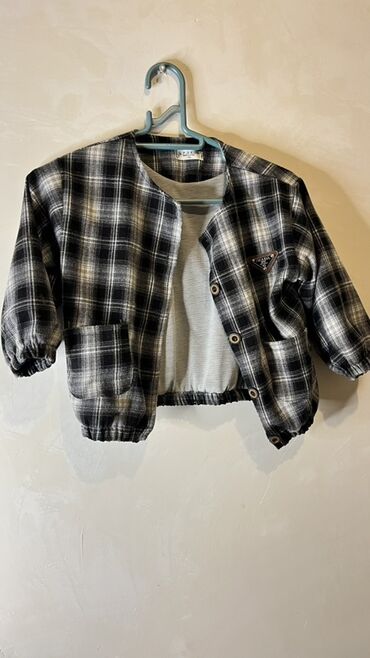 Dəstlər, kostyumlar: Şekildekilerin her biri 10 azn
42-44 ölçüdür
Uşaq kurtkaları 4-5-6 yaş — 7