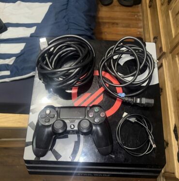 İnformatika: Sony PlayStation 4 konsolu, Star Wars temalı qara rəngdədir. Dörd ədəd