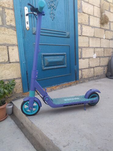 Bənövşəyi rəngdə, "oaroda" brendinin uşaq skuteri. Skuterin təkərləri