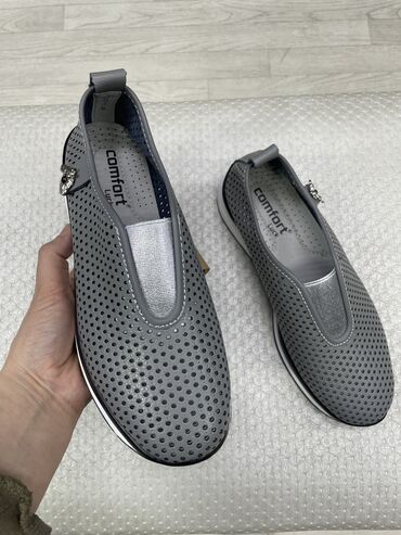 Кроссовки и спортивная обувь: Comfort оригинал
Кожа 
Очень лёгкие и удобные
Размеры с 36 по 40