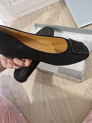 Qadın baletkası – qara rəng, kvadrat burunlu, iri dekorativ düymə