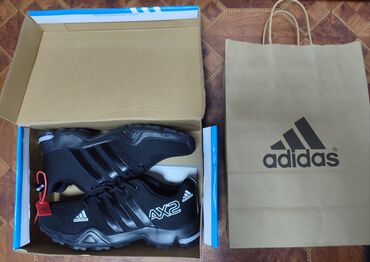 losiny adidas detskie: Продаю абсолютно новые кроссовки "Adidas", размер 42. Коробка в