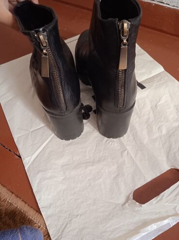 ботинки 40 в Кыргызстан | Ботинки: Деми ботинки Zara basic оригинал. Нат кожа . Покупала в Москве за