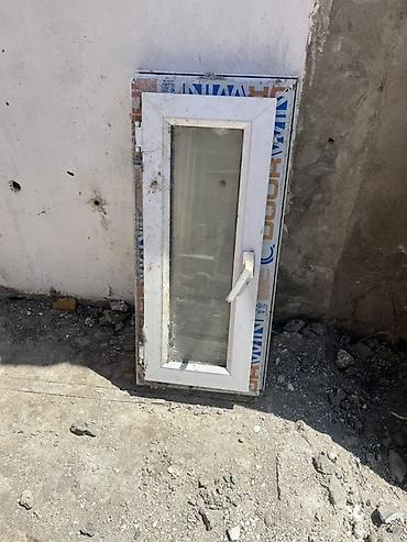 plastik: Ağ rəngli PVC plastik pəncərə çərçivəsi və şüşə paketli qanad. - — 1