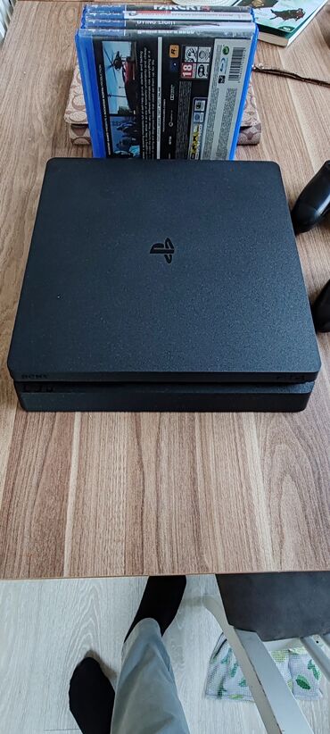 Peugeot: Sony PlayStation 4 (Slim) oyun konsolu dəsti Komplekt: - PS4 Slim