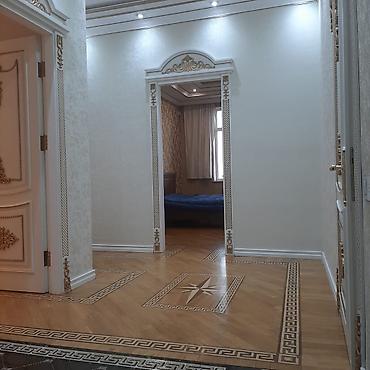 - Klassik üslubda dekor: ağ-qızılı rəng palitrası, relyefli naxışlı