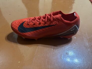 мяч волейбола: Футбольные бутсы Nike Mercurial Vapor в красном цвете с черным