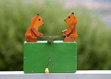 Figure: Medvedi seku drvo stara mehanička drvena igračka. Stara drvena igračka — 1