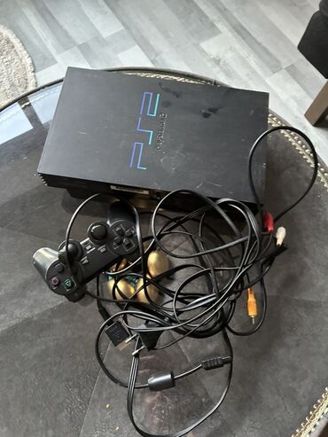 PS2 & PS1 (Sony PlayStation 2 & 1): Evdə əyləncə üçün nəzərdə tutulmuş Sony PlayStation 2 oyun konsolu