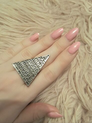 prsten sa cirkonmm: Zanimljivi geometrijski prsten u boji srebra. Velicina se podesava