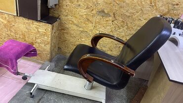 кресло в парикмахерскую: Педикюрный кресло срочна продаю 4000