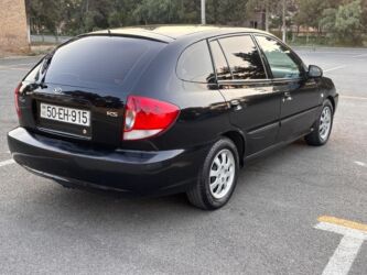 Kia: Kia Rio RS, qara rəng, hetçbek gövdə. Əsas xüsusiyyətlər: - 5 qapılı — 6