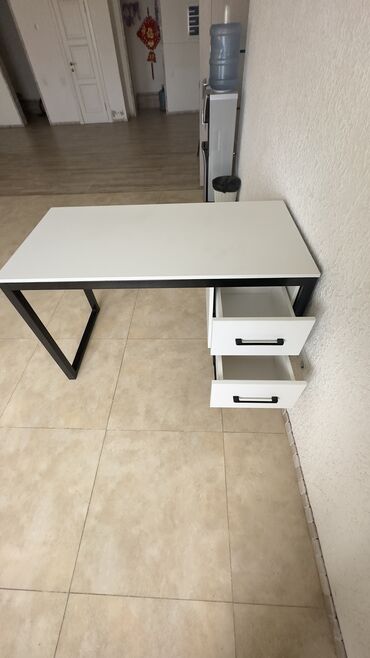 юнитекс офисная мебель: Офисный Стол, цвет - Белый, Б/у