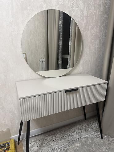 standing mirror: Туалетные столики с круглым зеркалом и консоль Описание: - — 8