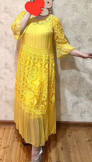 Bu maksi don qadınlar üçün nəzərdə tutulmuşdur. O, canlı sarı rəngə