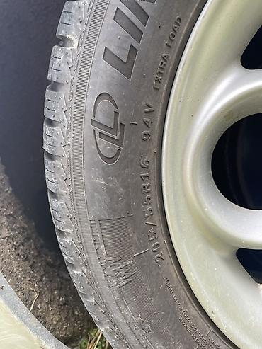06a 133 317 a: Alu felne 5x98 R16 sa novim zimskim gumama dve su dok 35/25 dve 45/25 — 9