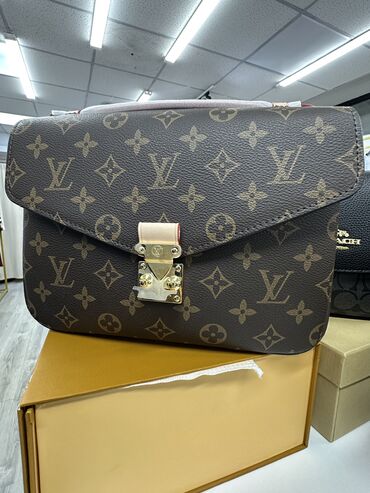 Футболки: Классическая сумка, Louis Vuitton, Женские, Новый