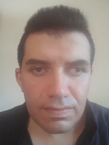 Свадебные платья и аксессуары: Bu, qısa saç kəsimi ilə bir kişinin yaxın plan portretidir. Saçlar