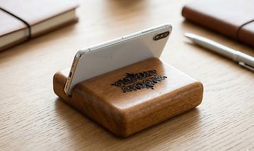 часы из дерева: Деревянная подставка для смартфона с резным орнаментом. - Материал — 1