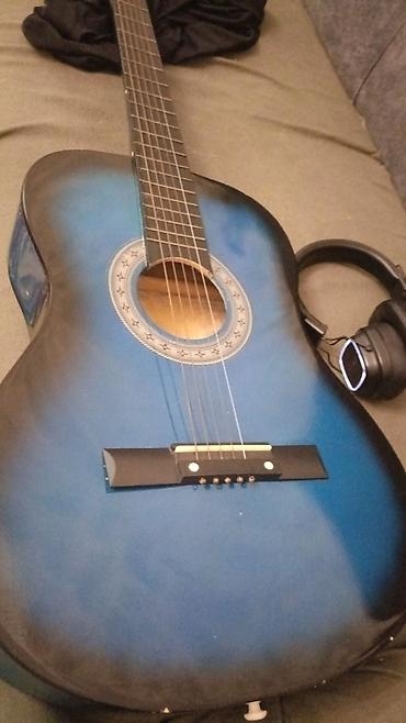 Mavi rəngli klassik akustik gitara - Korpus: klassik dreadnought