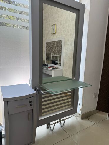Salon masaları: İşlənmiş, Makiyaj üçün masa, Güzgülü