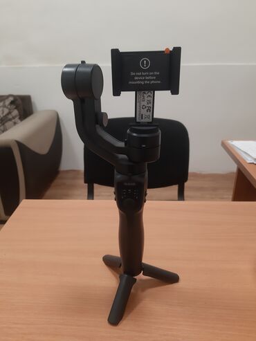 telefon tutacag: Qara rəngdə, tripodlu stabilizator. Telefonu rahatlıqla yerləşdirmək