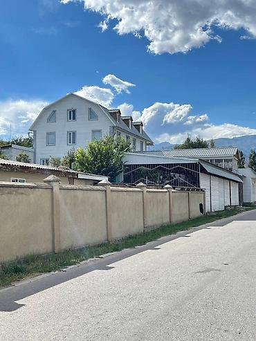 Продажа коттеджей и домов: Продается гостевой дом в Чолпон-Ате 📐 площадь участка: - 10 соток at lalafo.kg — 8 Продажа коттеджей и домов: Продается гостевой дом в Чолпон-Ате 📐 площадь участка: - 10 соток — 8